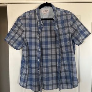 Nice penguin short sleeve. Very clean and hardly worn.